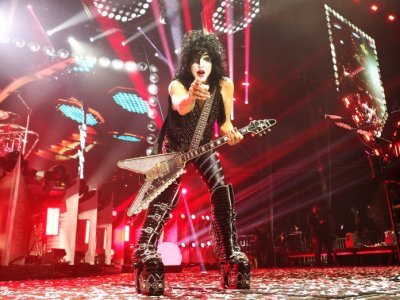 Paul-Stanley-Kiss@2000x1500-696x522.jpg