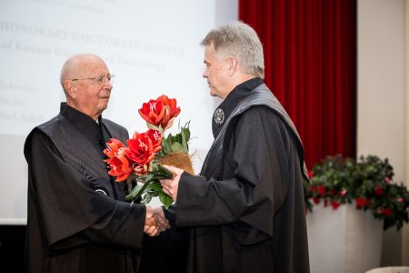 Klaus-Schwab-docteur-honoris-causa-de-lUniversite-de-technologie-de-Kaunas-KTU-06.jpg