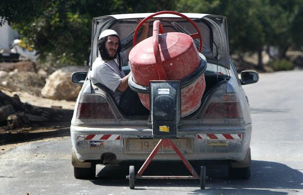 man-boot-car_1481815i.jpg