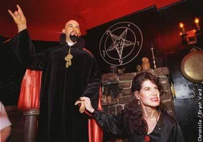 michelle-obama-makes-devils-horn-sign-on-vogu-L-T1gaoK.jpeg