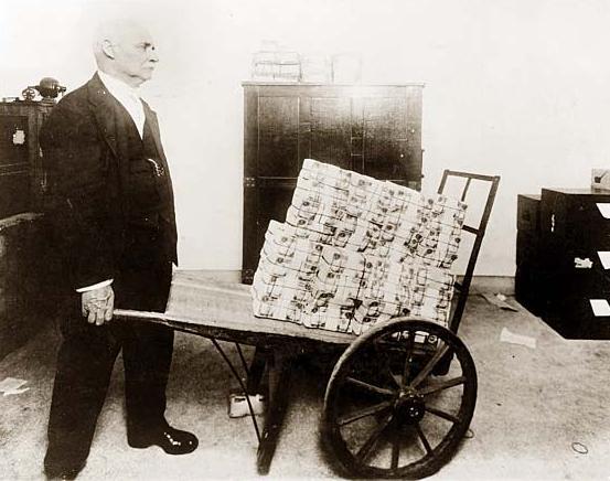 weimar_currency_wheelbarrow.jpg