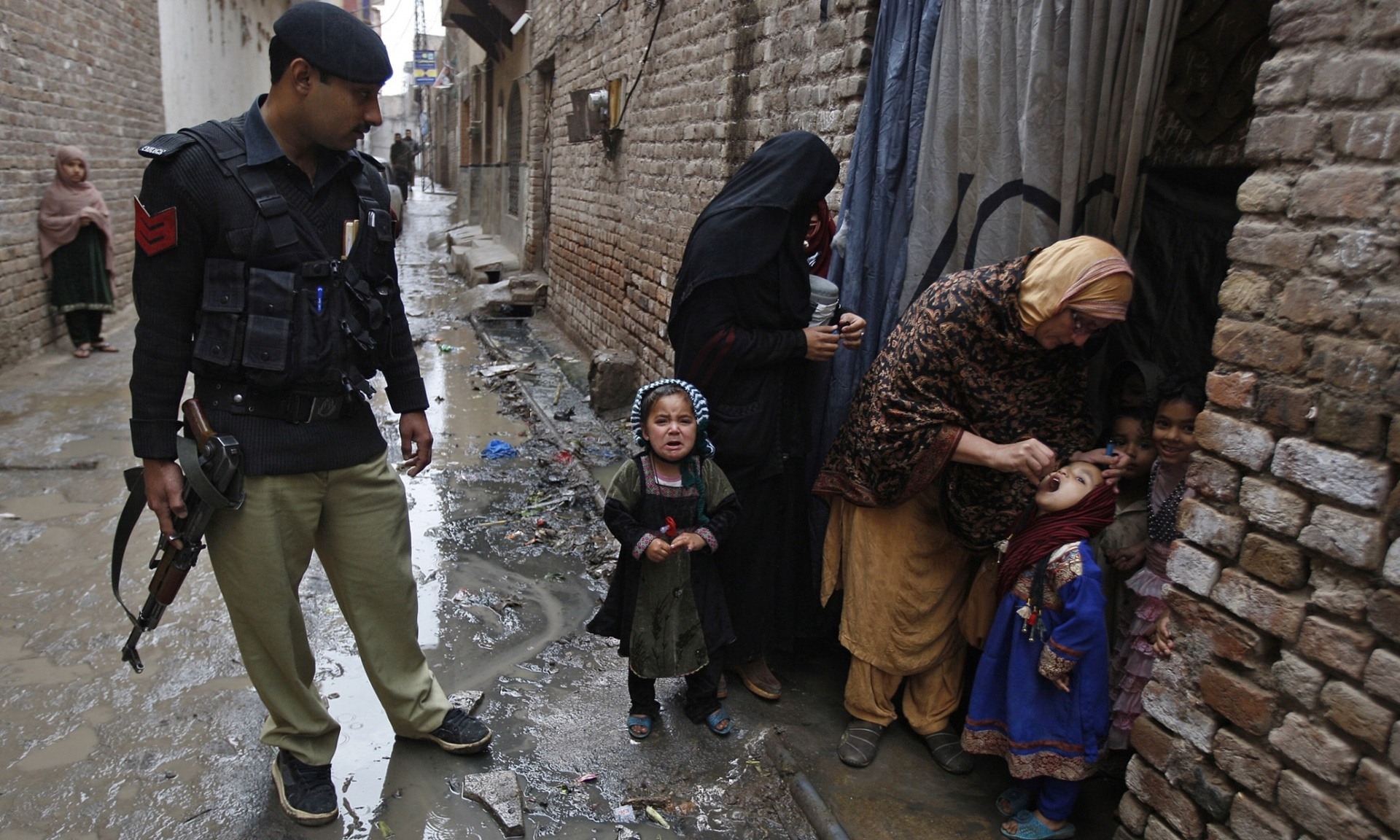 pakistan-oral-polio-vaccine-guns.jpeg