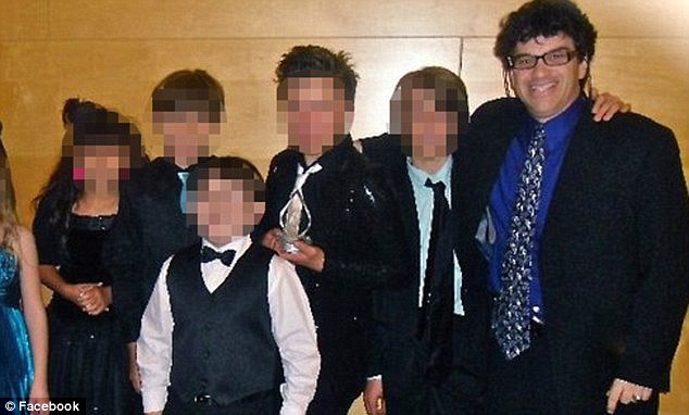 34A4326F00000578-3611046-image-a-51_1464280374259.jpg