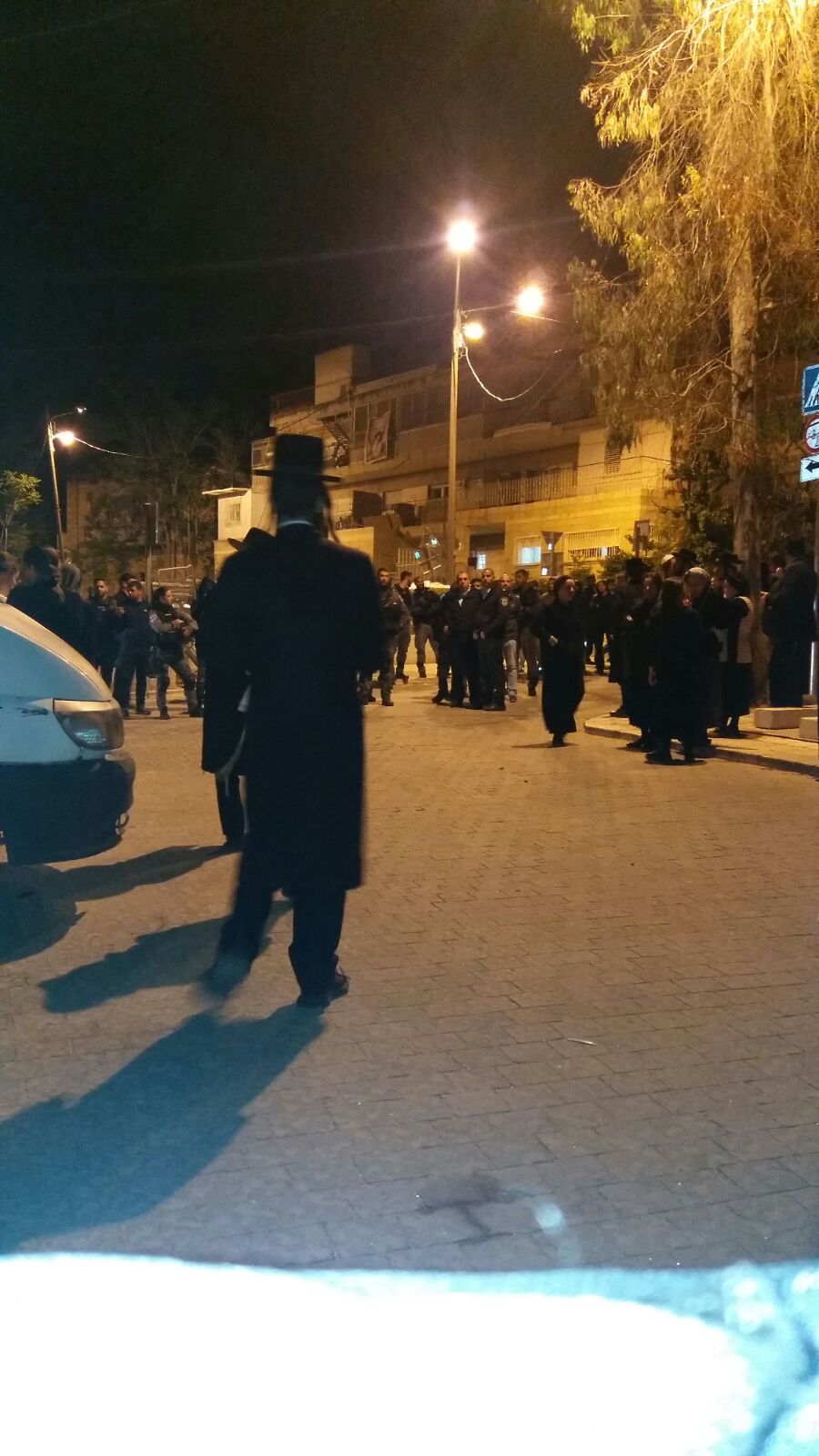 DbbfNIiUwAA_V_7.jpg:large