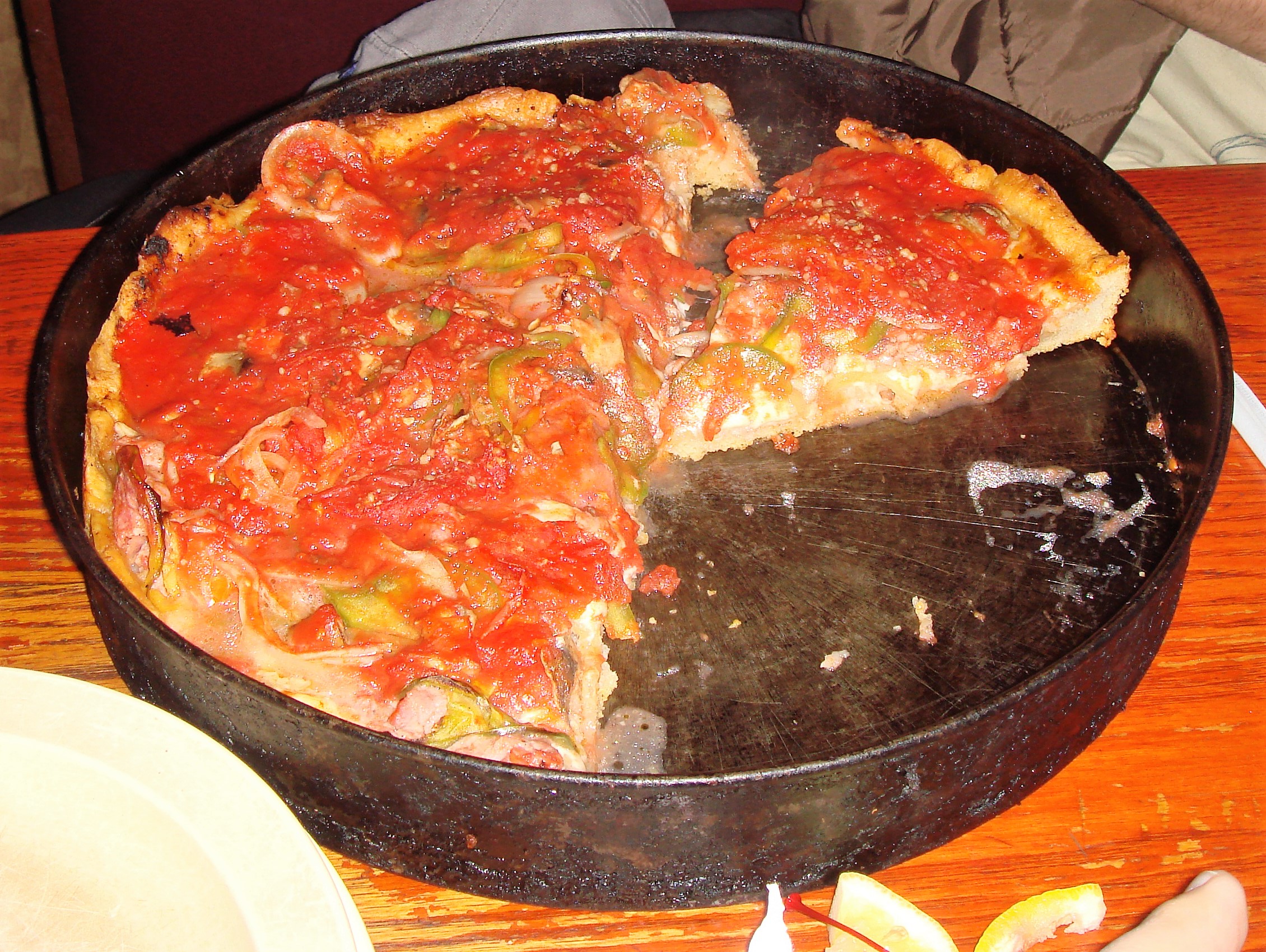 Pizzeria_Uno_Chicago-style_deep-dish_pizza.jpg