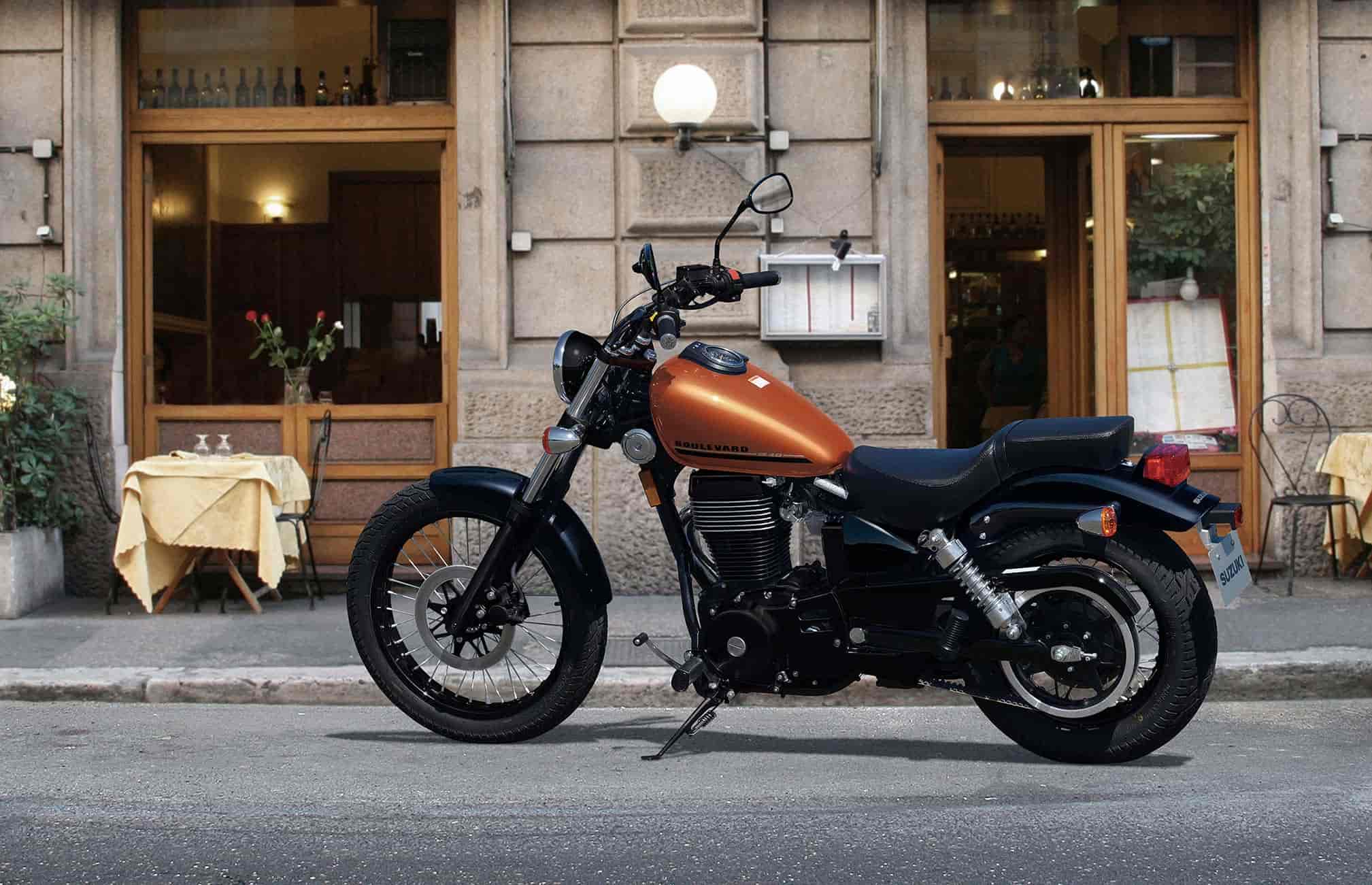 2017-Suzuki-Boulevard-S40a.jpg