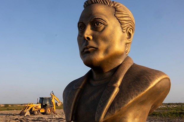 muskstatue.jpg