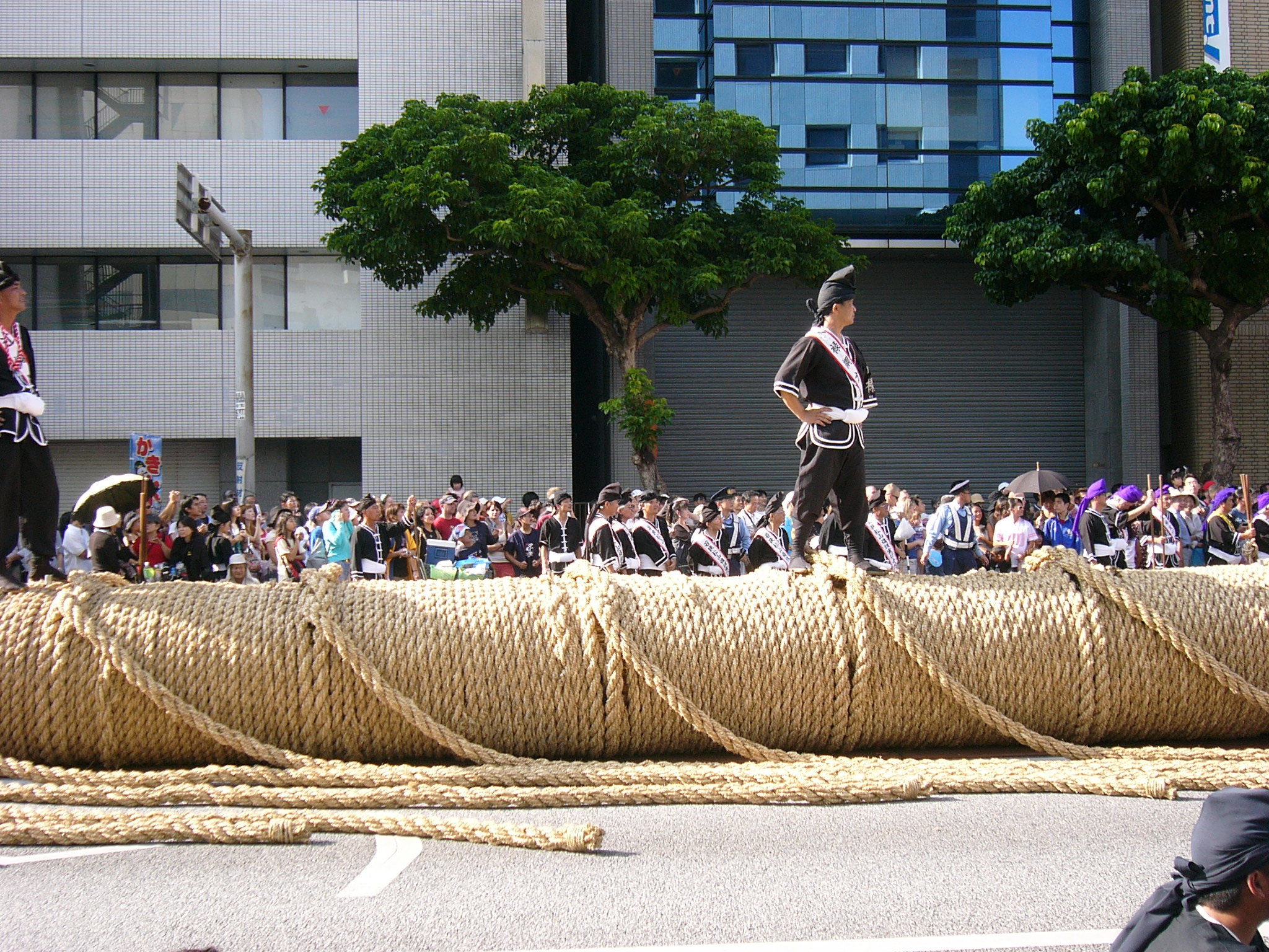 Naha_Matsuri_Giant_tug_rope.jpg